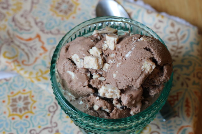 Low Carb Chocolate Toffee Crunch Ice Cream is perfect for the Low Carb, LCHF, Keto and Trim Healthy Mama diets. Creamy, chocolate ice cream filled with sugar free toffee pieces.